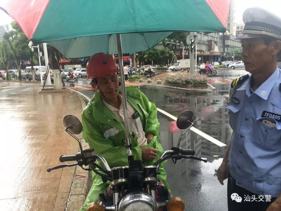 汕头交警严查摩托车私装雨伞