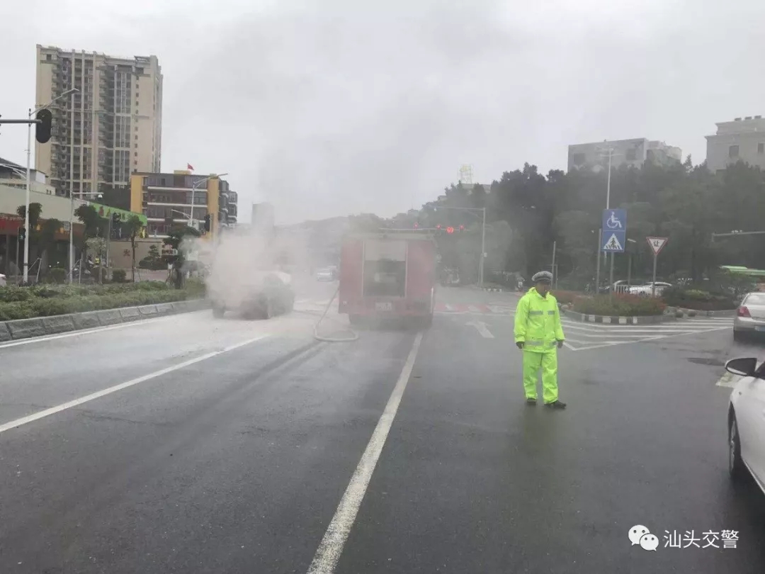 汕头濠江区一辆汽车行驶中发生自燃，无人员伤亡！