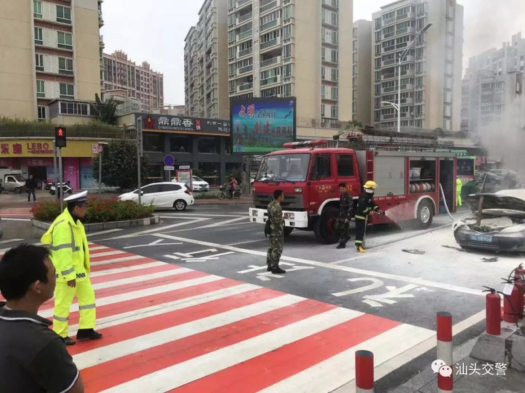 汕头濠江区一辆汽车行驶中发生自燃，无人员伤亡！