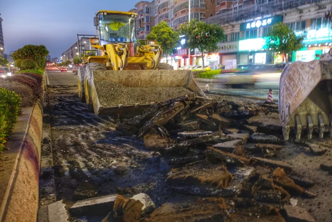 东厦路与天山路交界路口路面刚铺好又开始改造